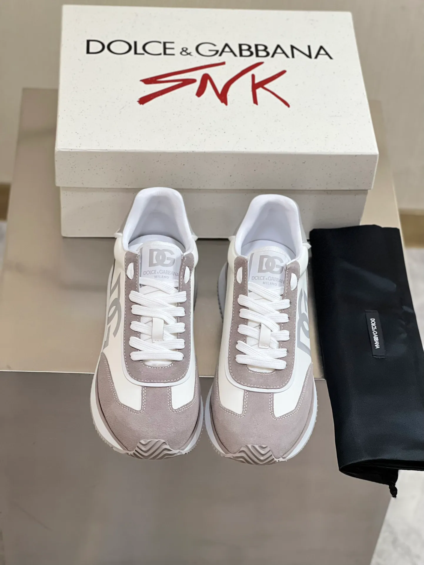 Men's Men's Shoes💰440【New Style】🐝🐝DG••New••Dolce&G*_dgDolce&G*_dgDolce & G*_dg 2024 Early Spring New Men's Lace-up Leather Casual Sports Shoes Made of imported suede cowhide spliced ​​with waterproof fabric, mixed and matched color design, a fashionable and energetic sports shoe that easily meets the needs of modern dressing and highlights the contemporary lifestyle style. The foot is fully lined with cowhide for greater comfort. The tongue and heel are decorated with logos. It is equipped with a rubber outsole. The heel and toe are wrapped to further protect our feet. It is a model worth buying! Size: 39-44 (customized at 38.45)